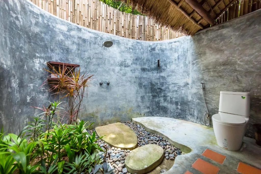 Jungle Bungalow outdoor bathroom